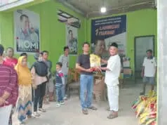 Komunitas Pengagum Romi Kembali Bagikan Beras Komunitas Pengagum Romi Kembali Bagikan Beras