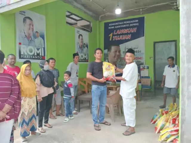 IMG-20230618-WA0015 Komunitas Pengagum Romi Hariyanto (KPRH), Minggu (18/6-2023) salurkan bantuan beras kepada warga. Poto/Pelita.Co/fay