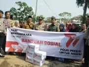HUT Polri ke-77,Polsek Cisauk Bagikan 100 Paket Sembako Di Dua Titik