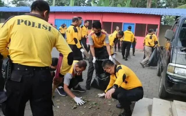 Polres Purworejo Laksanakan Aksi Bersih di Pasar Baru Suronegaran Polres Purworejo Laksanakan Aksi Bersih di Pasar Baru Suronegaran