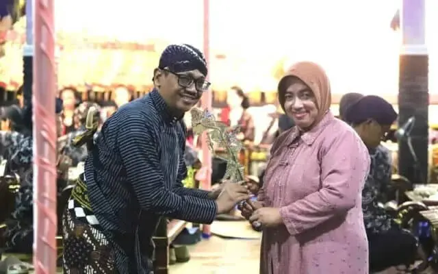 Merti Jaladri di Desa Jatimalang, Wabup Serahkan Tokoh Wayang Srikandi Kepada Ki Dalang Geter Merti Jaladri di Desa Jatimalang, Wabup Serahkan Tokoh Wayang Srikandi Kepada Ki Dalang Geter