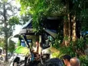 Berusaha Menghindar, Bus Murni Jaya Ringsek Menabrak Pembatas Jalan, 1 Orang Luka-luka