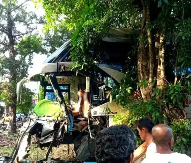 Berusaha Menghindar, Bus Murni Jaya Ringsek Menabrak Pembatas Jalan, 1 Orang Luka-luka