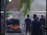 Jadi Tontonan Warga, Sedan Baleno Terbakar di Barat Alun-alun Purworejo