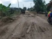 Jalan Provinsi Jambi di Tanjung Jabung Timur Rusak Parah dan Meluas, Pertumbuhan Ekonomi Terancam Lumpuh Beginilah kondisi kerusakan ruas Jalan Provinsi Jambi di Kabupaten Tanjung Jabung Timur yang menghubungkan Lambur II - Rantau Rasau - Nipah Panjang. Poto/Pelita.Co/ist