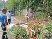 Bersihkan Lingkungan, Polsek Cisauk Laksana Kerja Bhakti Bersama Masyarakat