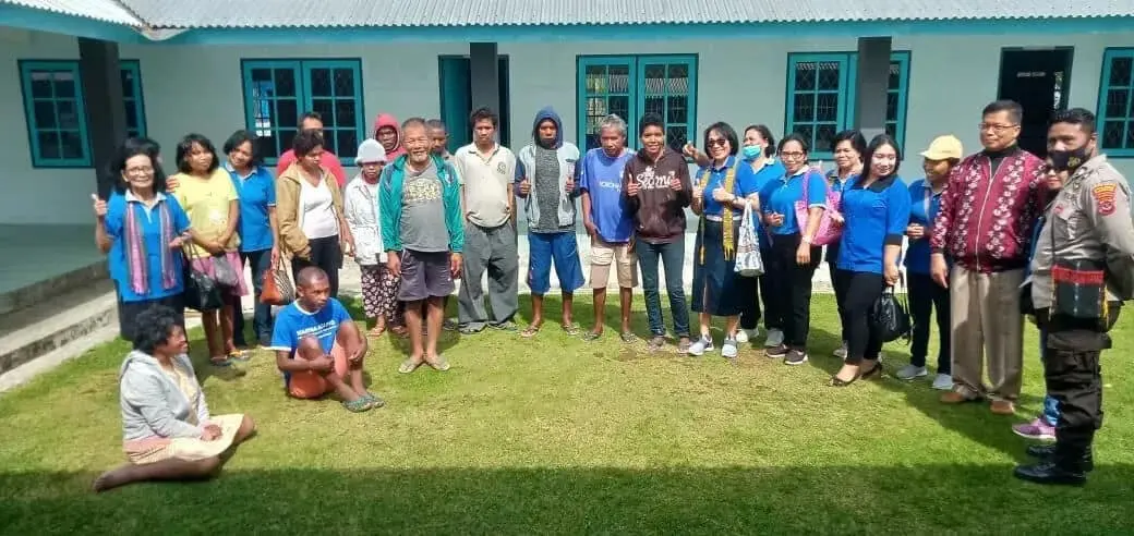 Peduli Sesama,DPC WKRI Paroki St.Vitalis Cewonikit Ruteng Manggarai Berikan Bansos Ke Renceng Mose