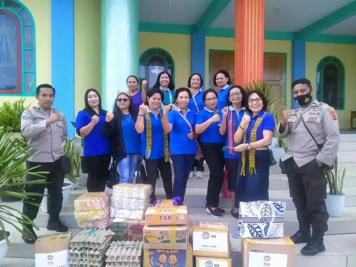 Peduli Sesama,DPC WKRI Paroki St.Vitalis Cewonikit Ruteng Manggarai Berikan Bansos Ke Renceng Mose