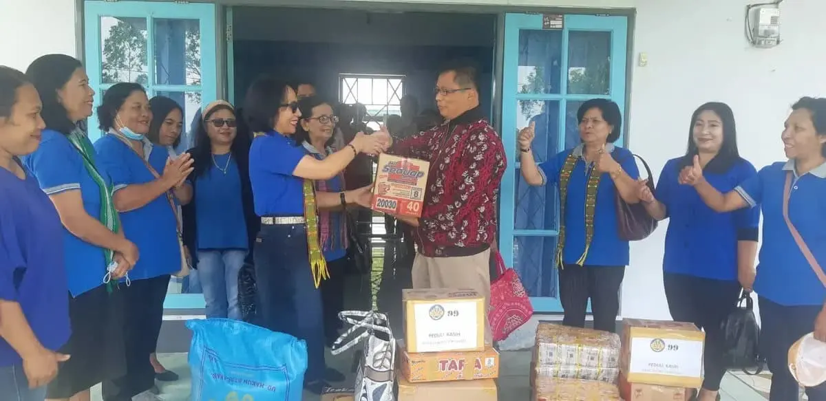 Peduli Sesama,DPC WKRI Paroki St.Vitalis Cewonikit Ruteng Manggarai Berikan Bansos Ke Renceng Mose