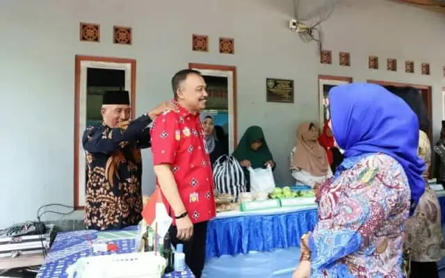 Bupati Dipijat Oleh Warga saat melaksanakan Kegiatan BSD di Pituruh Bupati Dipijat Oleh Warga saat melaksanakan Kegiatan BSD di Pituruh