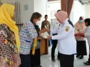 Guna Menurunkan Angka Stanting, Wabup Serahkan Bantuan 10 Ribu Telur Ayam