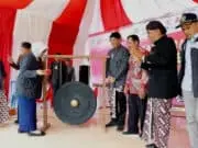 Pemukulan Gong Sebagi Tanda Dibukanya Kembali Pasar Menoreh, Sekaligus Peringati Hari UMKM Nasional Pemukulan Gong Sebagi Tanda Dibukanya Kembali Pasar Menoreh, Sekaligus Peringati Hari UMKM Nasional