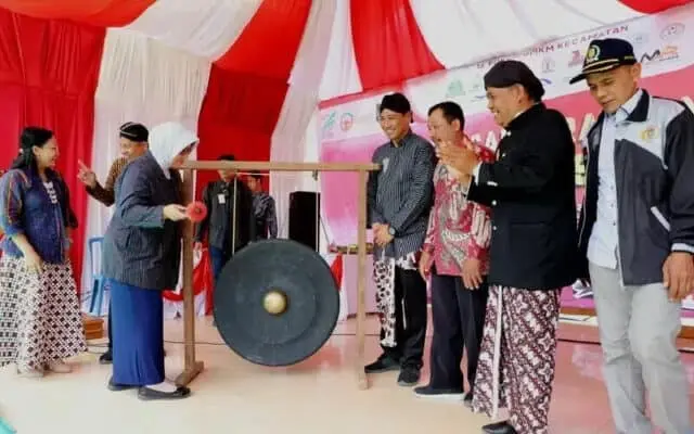 Pemukulan Gong Sebagi Tanda Dibukanya Kembali Pasar Menoreh, Sekaligus Peringati Hari UMKM Nasional Pemukulan Gong Sebagi Tanda Dibukanya Kembali Pasar Menoreh, Sekaligus Peringati Hari UMKM Nasional