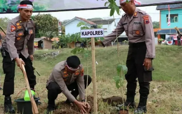 Polres Purworejo Tanam 1000 bibit Pohon di Bantaran Sungai Probolo Polres Purworejo Tanam 1000 bibit Pohon di Bantaran Sungai Probolo