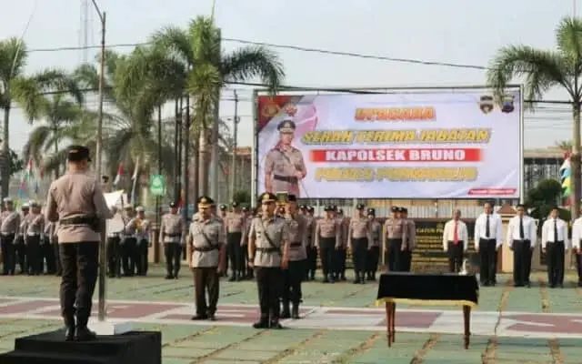 Kapolres Purworejo Pimpin Apel Sertijab Kapolsek Bruno Kompol Murtadho ke Iptu Muhamad Mustofa Kapolres Purworejo Pimpin Apel Sertijab Kapolsek Bruno Kompol Murtadho ke Iptu Muhamad Mustofa