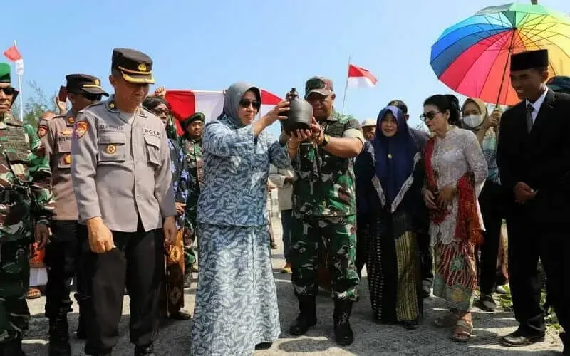 Sepanjang 1.001 Meter Bendera Merah Putih Terbentang di Pasir Puncu Sepanjang 1.001 Meter Bendera Merah Putih Terbentang di Pasir Puncu
