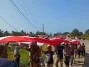 Sepanjang 1.001 Meter Bendera Merah Putih Terbentang di Pasir Puncu