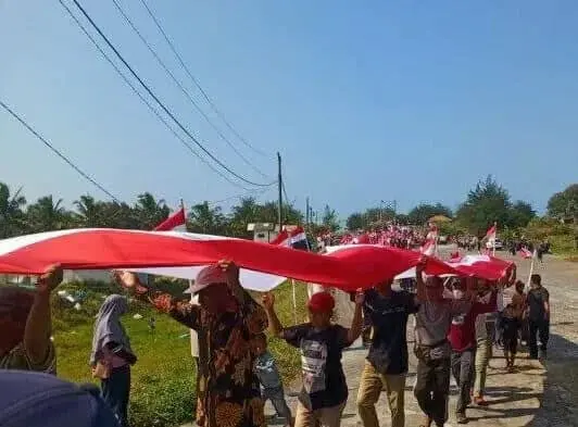 Ketika-Ribuan-Orang-Bentangkan-Bendera-Merah-Putih-Sepanjang-1001-Meter-di-Desa-Keburuhan-Purworejo-picsay