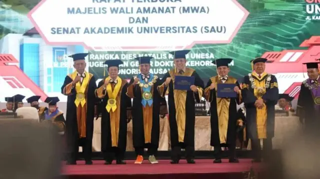 Andap Budhi Revianto Terima Gelar Doktor Kehormatan Dari Unesa