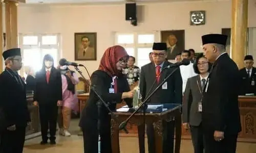 54 Pejabat Dilantik, Hanya 1 Jabatan Tinggi Pratama Yang Dilantik, Sisanya Pejabat Administrator dan pengawas. 54 Pejabat Dilantik, Hanya 1 Jabatan Tinggi Pratama Yang Dilantik, Sisanya Pejabat Administrator dan pengawas.