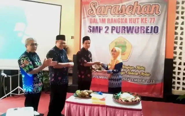 Potong Tumpeng Puncak Peringatan HUT ke-77 SMP N 2 Purworejo