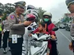 Hari Terakhir Operasi Zebra Candi Sat Lantas Polres Kebumen Beri Reward Helm Hari Terakhir Operasi Zebra Candi Sat Lantas Polres Kebumen Beri Reward Helm