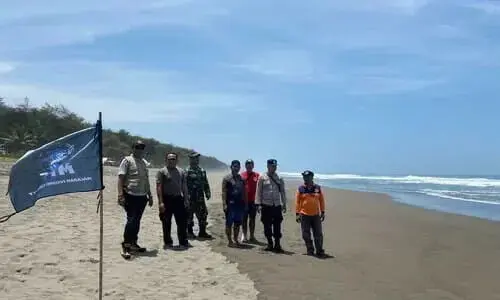 3 Warga Kebumen Terseret Ombak, Salah Satu Korban Pelajar SMP Belum Ditemukan 3 Warga Kebumen Terseret Ombak, Salah Satu Korban Pelajar SMP Belum Ditemukan