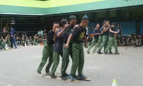 Egrang Permainan Tradisional yang Diangkat SMK YPP Purworejo Dalam Gelar Karya P5 Egrang Permainan Tradisional yang Diangkat SMK YPP Purworejo Dalam Gelar Karya P5