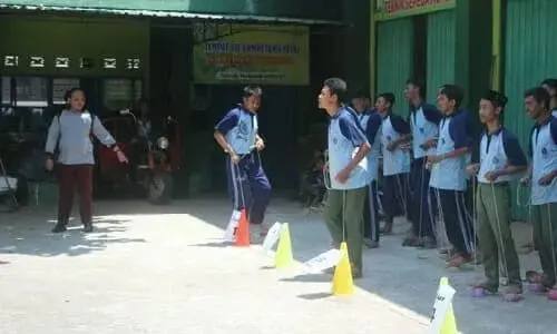 Egrang Permainan Tradisional yang Diangkat SMK YPP Purworejo Dalam Gelar Karya P5 Egrang Permainan Tradisional yang Diangkat SMK YPP Purworejo Dalam Gelar Karya P5