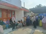 Personel Polsek Air Joman Asahan Laksanakan Pengamanan Penyaluran Bantuan