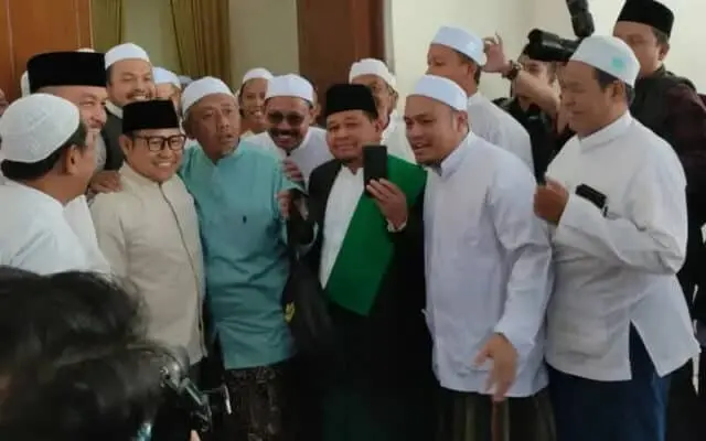 Bacawapres Gus Imin Sowan Ke KH Thoifur Mawardi Minta Doa Restu dan Dukungan Bacawapres Gus Imin Sowan Ke KH Thoifur Mawardi Minta Doa Restu dan Dukungan