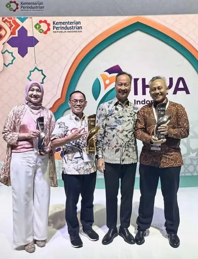 2023 - Paragon di Penganugerahan IHYA 2023 Bersama Menteri Perindustrian RI, Diwakili oleh Miftahuddin Amin (EVP & CAO Paragon) (3)
