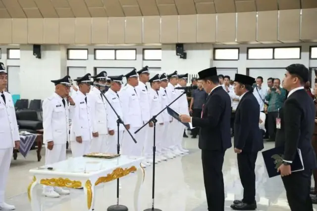 Pj Bupati Tangerang Lantik 17 Kepala Desa Pj Bupati Tangerang Lantik 17 Kepala Desa