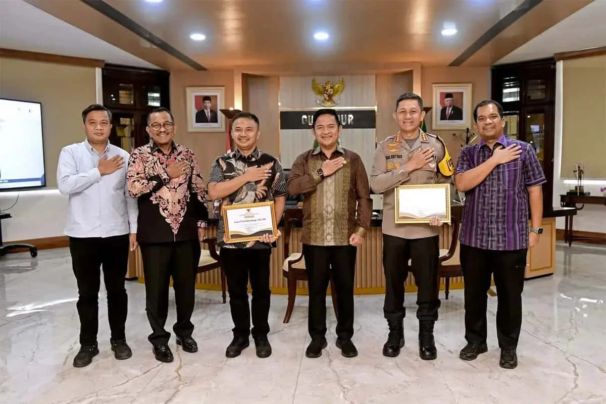 Sukses Bongkar Kasus Eksploitasi Anak dan Perdagangan Manusia, Pj Gubernur Sumut Beri Penghargaan Kapolrestabes Medan dan Kasat Reskrim Sukses Bongkar Kasus Eksploitasi Anak dan Perdagangan Manusia, Pj Gubernur Sumut Beri Penghargaan Kapolrestabes Medan dan Kasat Reskrim