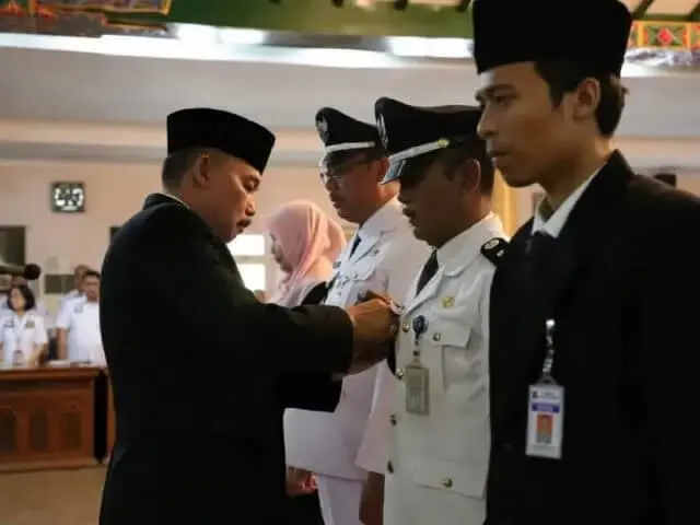 Dua Hari Jelang Jabatannya Berakhir, Bupati Lantik 22 Pejabat Struktural dan 2 Lurah Dipindah