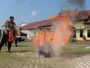 Polres Kebumen Bersama Satpol PP dan Damkar Latihan Menggunakan APAR Antisipasi Kebakaran Gudang Logistik Pemilu