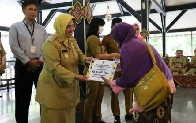 Plt Bupati Purworejo Serahkan 135 Bansos RTLH dan Hibah Sarana Peribadatan Plt Bupati Purworejo Serahkan 135 Bansos RTLH dan Hibah Sarana Peribadatan