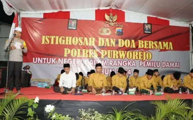 Polres Purworejo Bersama Ratusan Santri Menggelar Istighosah dan Doa Bersama