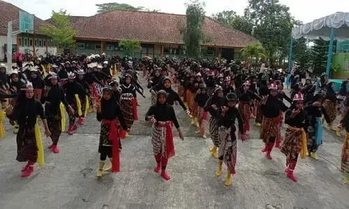 Gelar Karya P5, Ratusan Pelajar SMPN 14 Purworejo Tampilkan Tari Dolalak Secara Massal Gelar Karya P5, Ratusan Pelajar SMPN 14 Purworejo Tampilkan Tari Dolalak Secara Massal