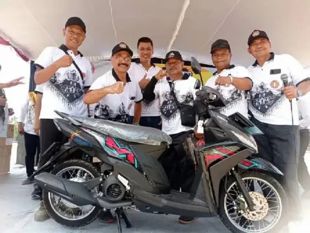 Jalan Sehat HUT Ke 78 PGRI, Guru SMPN 9 Purworejo Mendapatkan Hadiah Utama Sepeda Motor