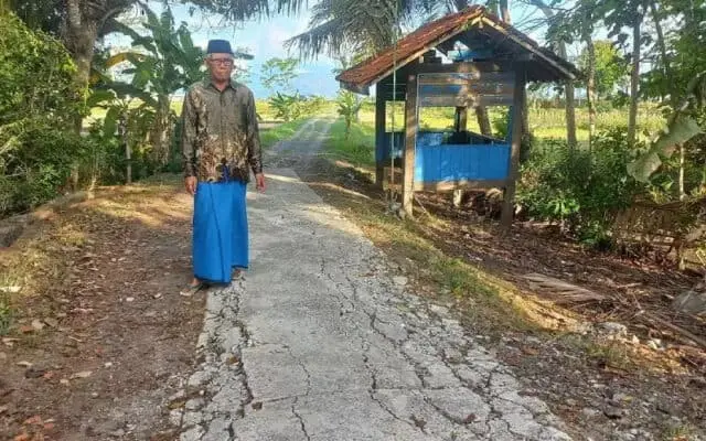 Jalan Yang Dibangun Dengan Dana Swadaya Masyarakat Rusak Akibat Proyek Irigasi. Warga Merasa Geram