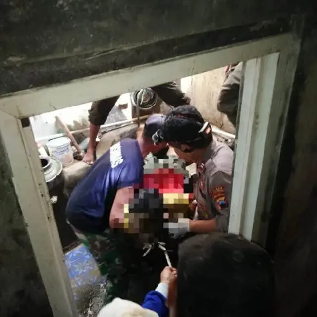 Karena Kurang Hati-hati Saat Menimba Air Seorang Pria Meninggal Terpleset Masuk Dalam Sumur Karena Kurang Hati-hati Saat Menimba Air Seorang Pria Meninggal Terpleset Masuk Dalam Sumur