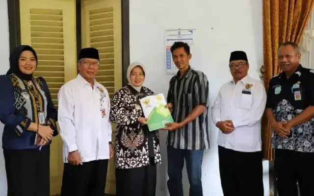 Beri Kepastian Hukum Pelaku Usaha, Ratusan SHAT Diserahkan Beri Kepastian Hukum Pelaku Usaha, Ratusan SHAT Diserahkan