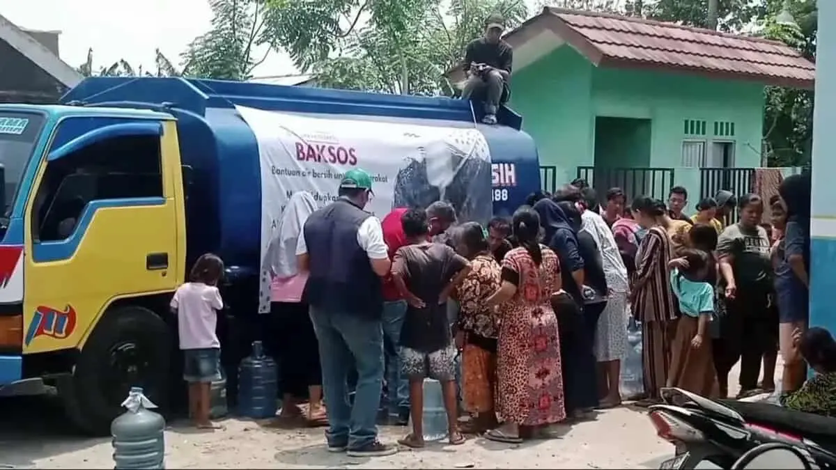 Baksos IKA FH Trisakti Distribusikan Bantuan Air Bersih di Desa Pondok Kelor Baksos IKA FH Trisakti Distribusikan Bantuan Air Bersih di Desa Pondok Kelor