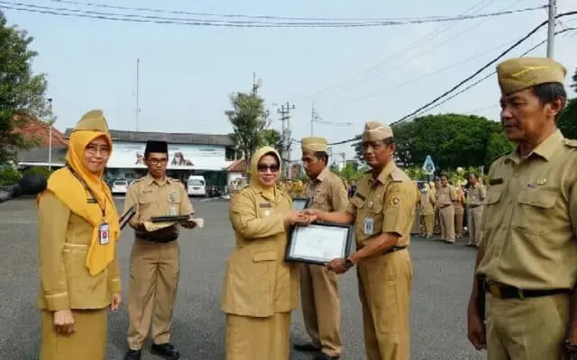 Upacara HKN Ke 59, Plt Bupati Purworejo Serahkan sertifikat ODF Secara Langsung Upacara HKN Ke 59, Plt Bupati Purworejo Serahkan sertifikat ODF Secara Langsung