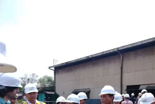 Coldplay Berikan Bantuan Kapal Penangkap Sampah Ke Pemkab Tangerang Untuk Bersihkan Cisadane. Coldplay Berikan Bantuan Kapal Penangkap Sampah Ke Pemkab Tangerang Untuk Bersihkan Cisadane.