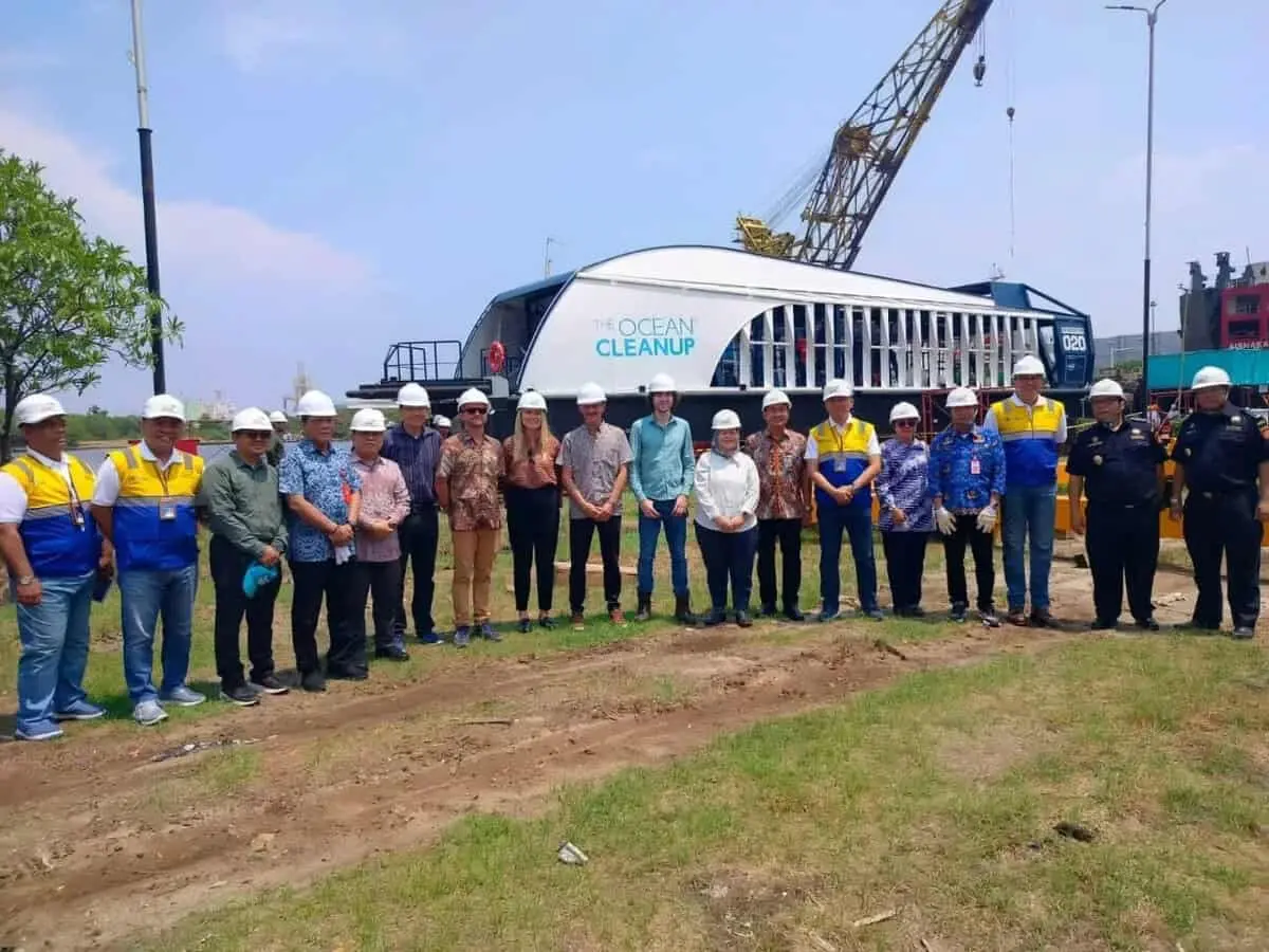 Coldplay Berikan Bantuan Kapal Penangkap Sampah Ke Pemkab Tangerang Untuk Bersihkan Cisadane.