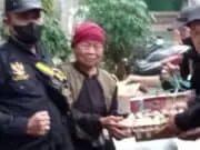 Peduli Sesama, LSM PKN Berikan Bantuan Sembako Kepada Nenek Ika di Desa Daon