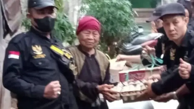 Peduli Sesama, LSM PKN Berikan Bantuan Sembako Kepada Nenek Ika di Desa Daon