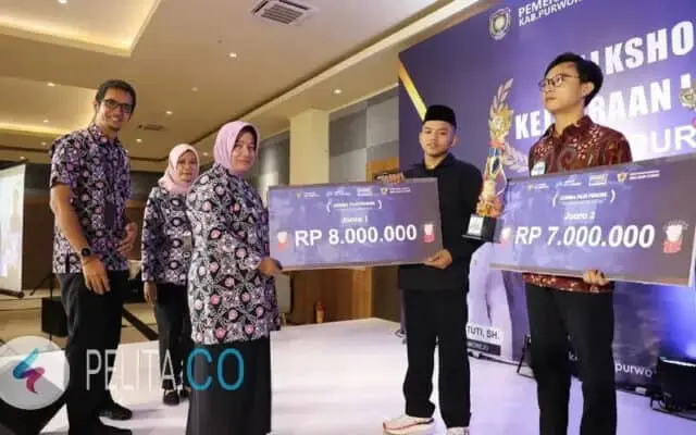 Juara Lomba Film Pendek Gempur Rokok Ilegal Dapatkan Trophi dan Uang Pembinaan Juara Lomba Film Pendek Gempur Rokok Ilegal Dapatkan Trophi dan Uang Pembinaan